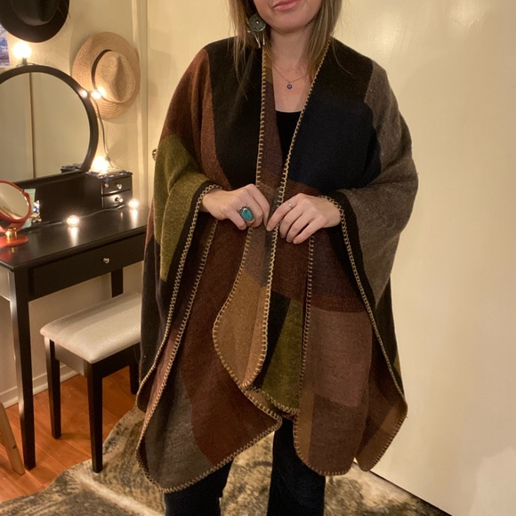 Multicolor poncho/shawl/cape like new and reversible! - Picture 11 of 16